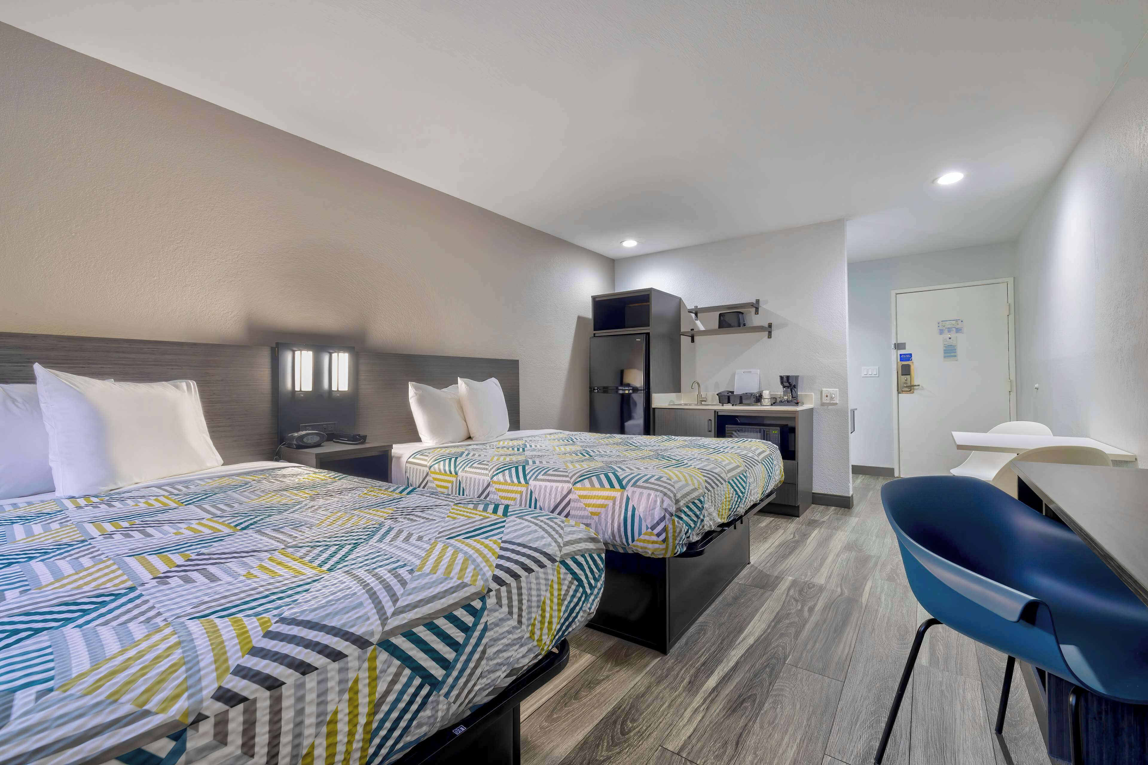 واي فاي مجانًا وملاءات أسرّة