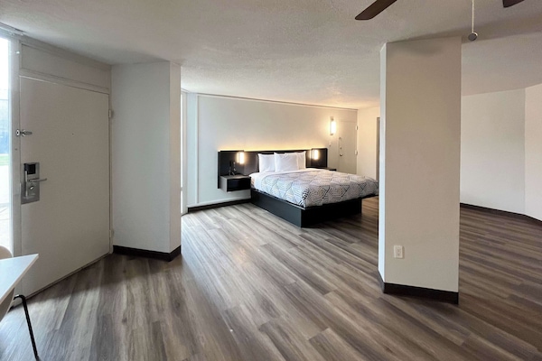 Mörkläggningsgardiner, ljudisolering och strykjärn/strykbräda