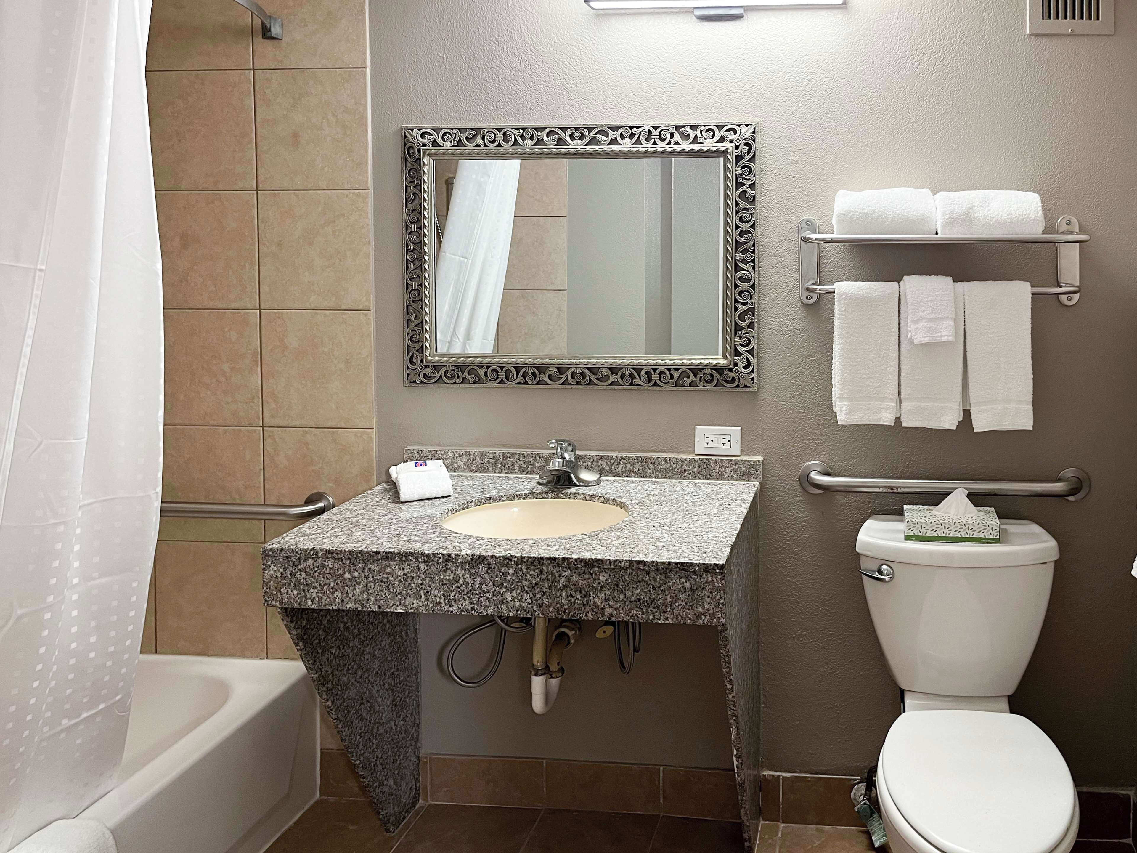 Badewanne, kostenlose Toilettenartikel, Handtücher, Seife