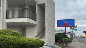 Un edificio moderno con un balcón y un letrero que dice 'Studio 6 Extended Stay'.