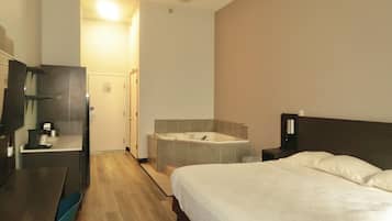 Escritorio, espacio para trabajar con laptop y cortinas blackout