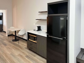 Refrigerador con freezer, microondas, placa de cocina, mesa de comedor