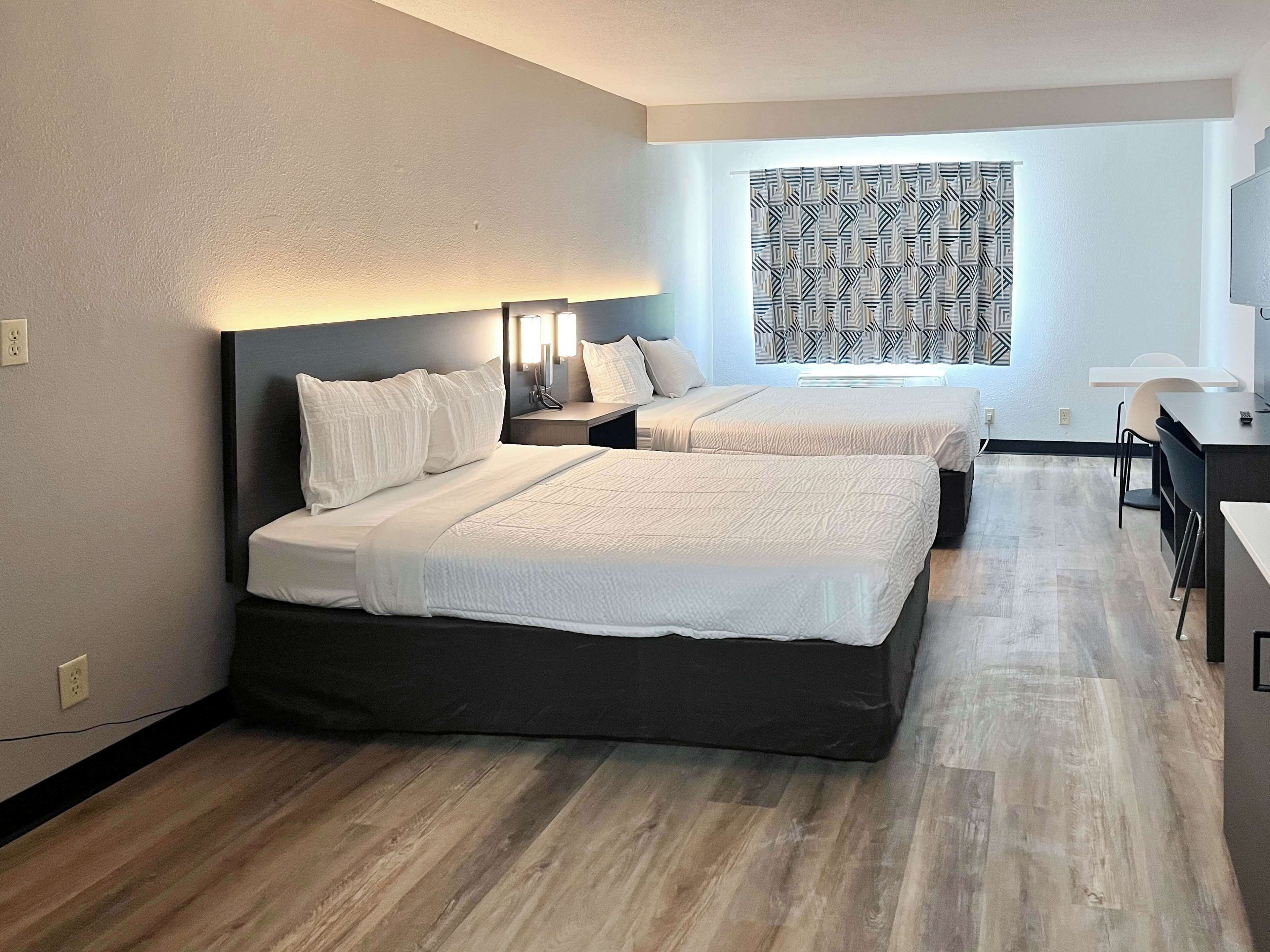 Schreibtisch, laptopgeeigneter Arbeitsplatz, Verdunkelungsvorhänge