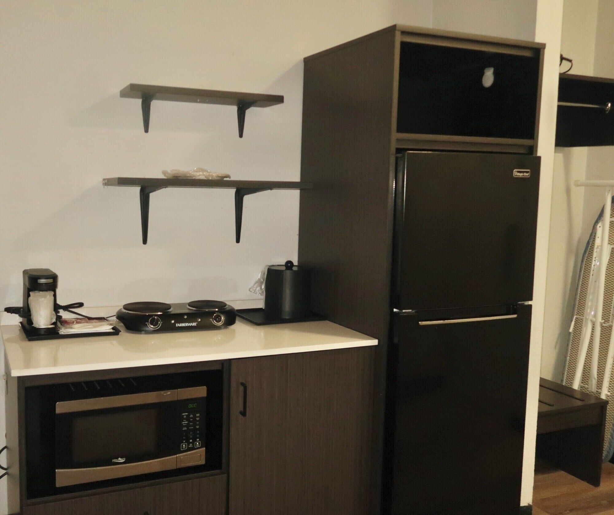 Full-size fridge, microwave, stovetop, dining table