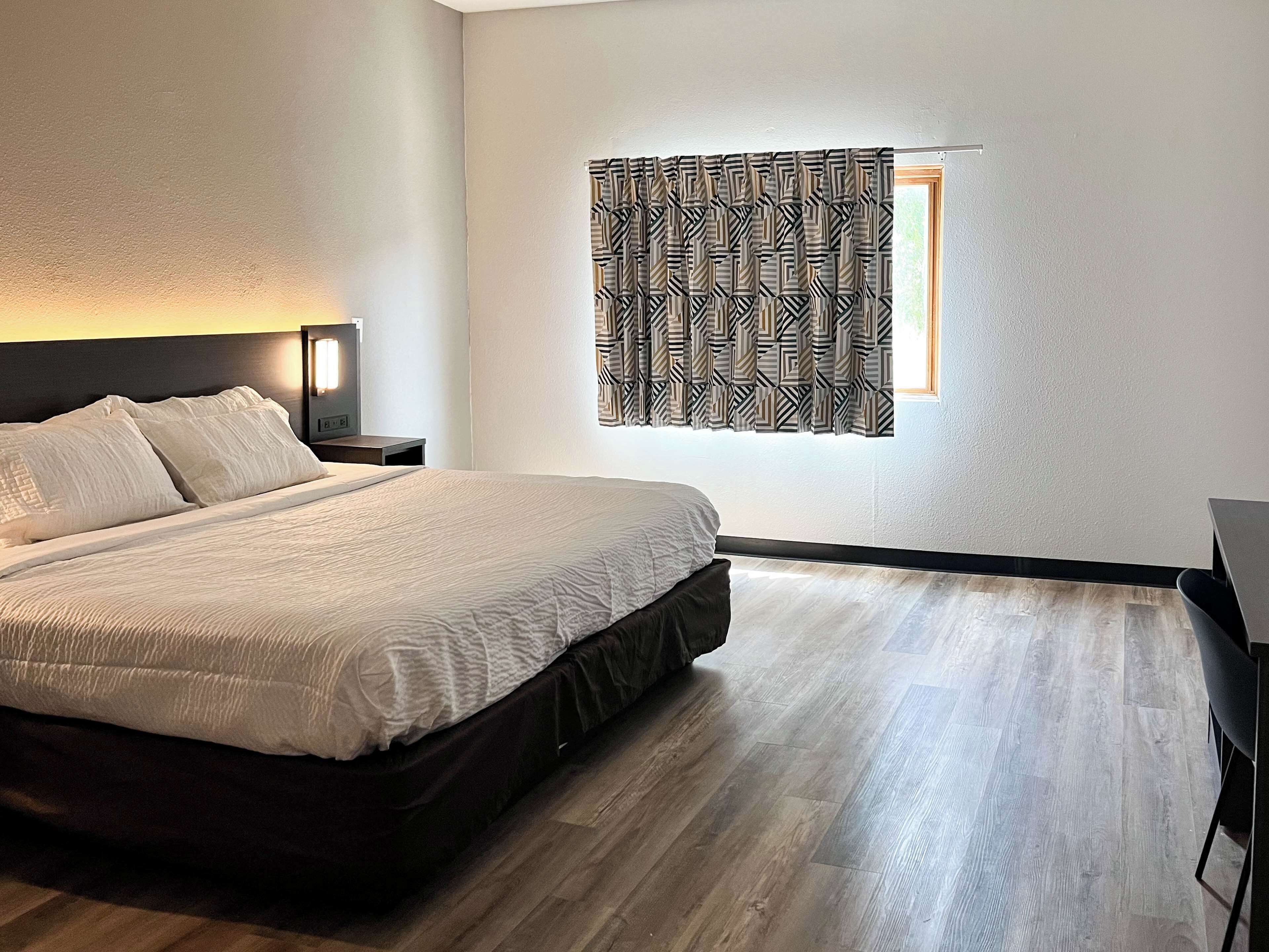 Schreibtisch, laptopgeeigneter Arbeitsplatz, Verdunkelungsvorhänge