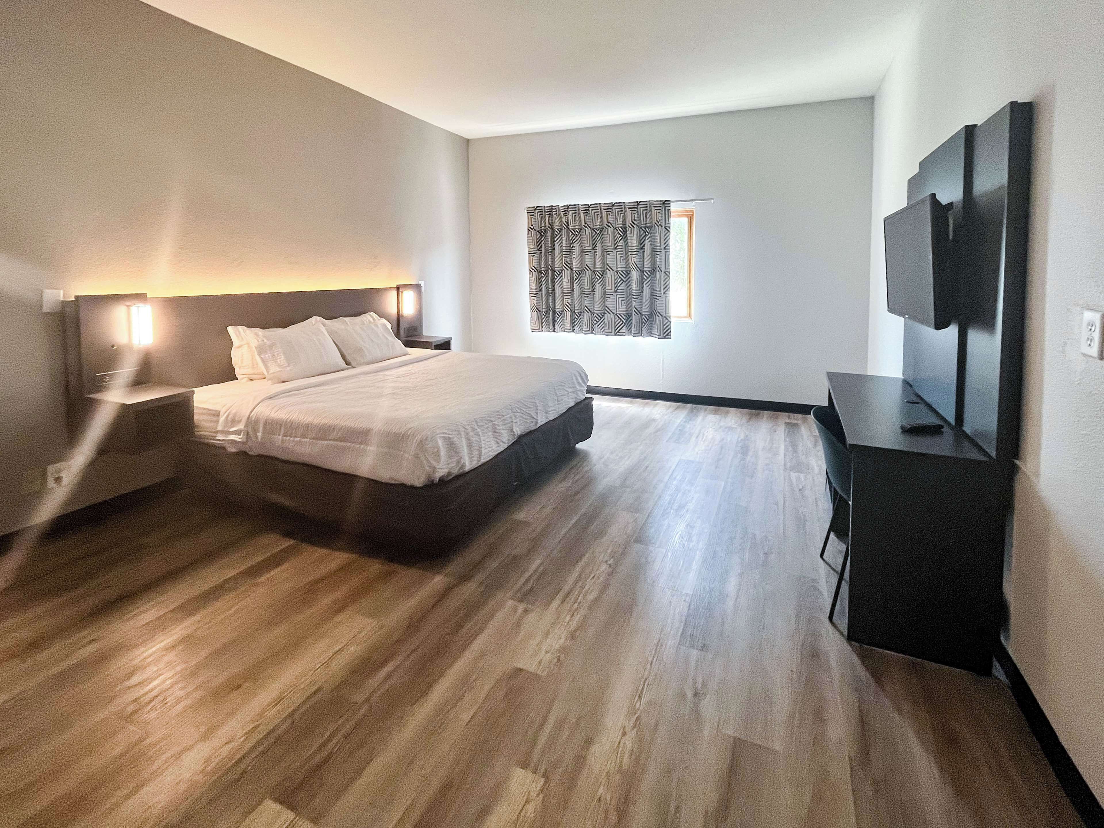 Escritorio, espacio para trabajar con laptop y cortinas blackout 