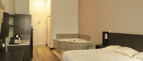 Una scrivania, postazione laptop, tende oscuranti, ferro/asse da stiro