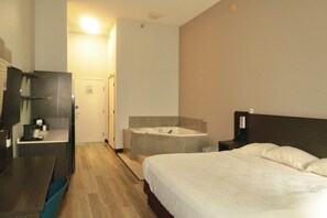 办公桌、笔记本电脑工作区、遮光窗帘、熨斗/熨衣板