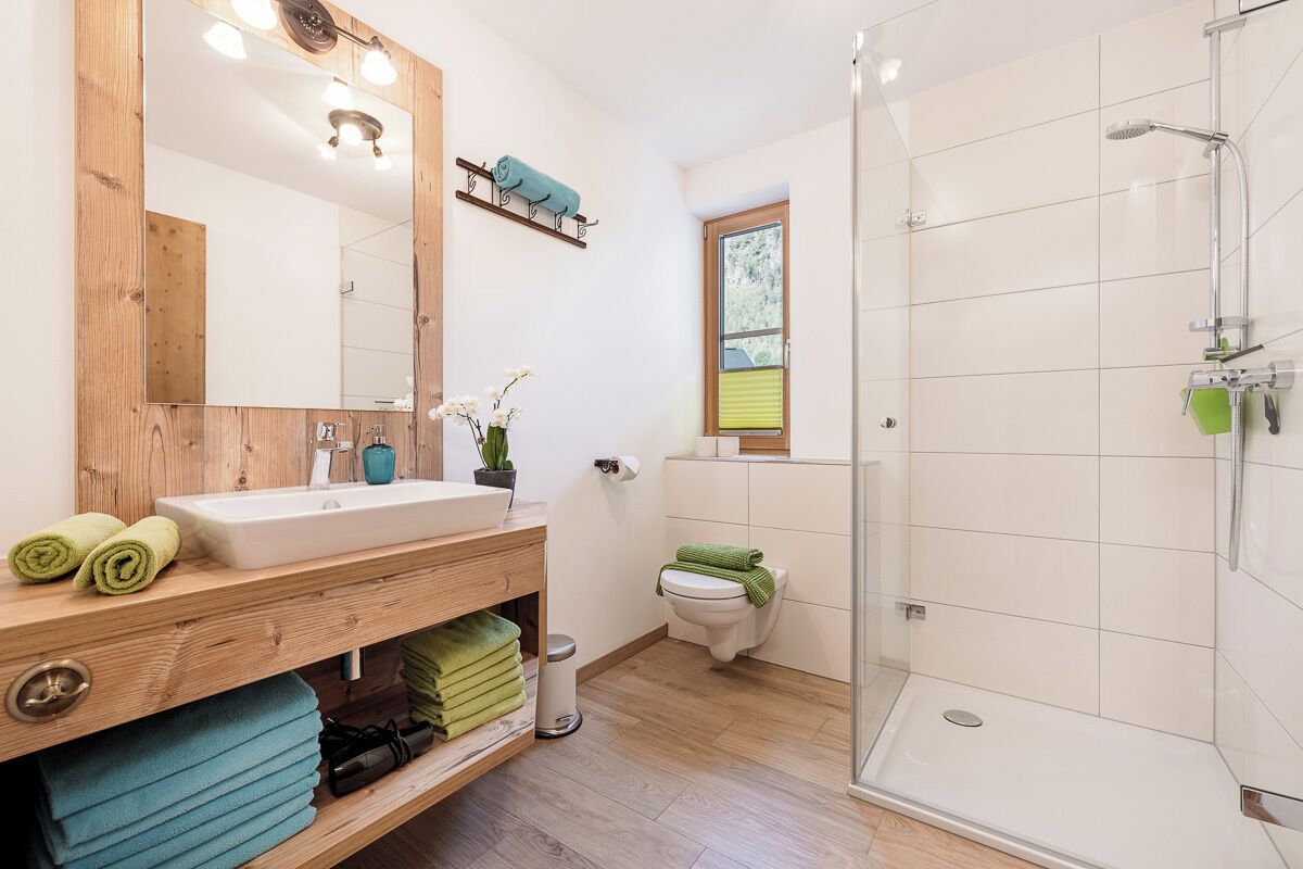 Douche, sèche-cheveux, serviettes fournies, savon