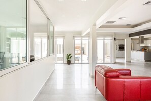 المنشأة من الداخل