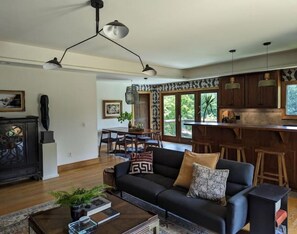 Téléviseur connecté, foyer, livres, imprimante