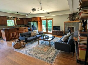 Téléviseur connecté, foyer, livres, imprimante