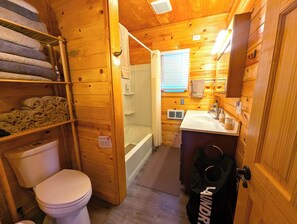 Casa Confort | Baño | Tina con regadera, amenidades de baño gratuitas, secadora de cabello