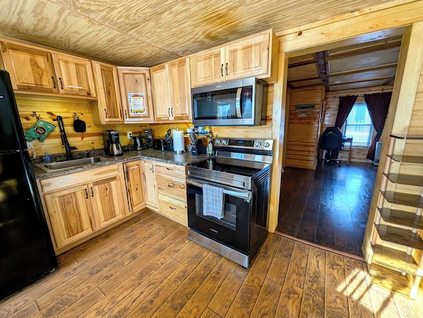 Casa Confort | Cocina privada | Refrigerador con congelador, microondas, horno y parrilla de estufa