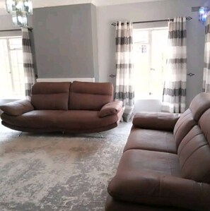 TV - Mart's Place ; Full Solar Power + Wi-fi (Harare)