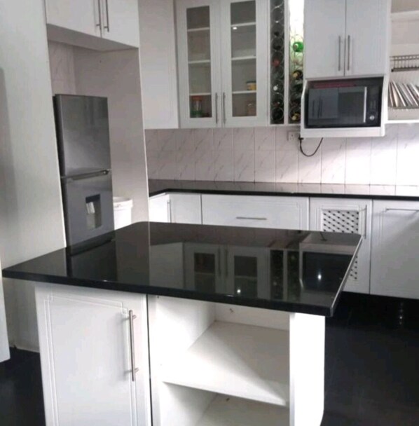 Fridge, microwave, oven, electric kettle - Mart's Place ; Full Solar Power + Wi-fi (Harare)