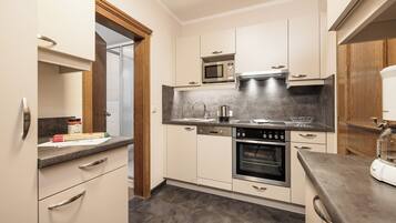 Apartamento familiar | Cocina privada | Frigorífico grande, microondas, horno y placa de cocina
