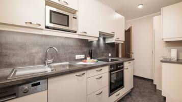 Refrigerador con congelador, microondas, horno y parrilla de estufa