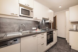 Refrigerador con freezer, microondas, horno, placa de cocina