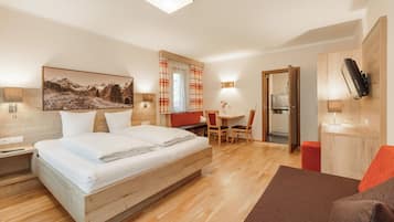 Classic-Apartment, Balkon, Bergblick | 2 Schlafzimmer, Verdunkelungsvorhänge, schallisolierte Zimmer