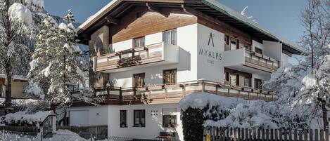 Classic Apartment, Balcony, Mountain View | Blackout curtains, soundproofing, free WiFi