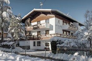 Apartamento clássico, sacada, vista para a montanha | 2 quartos, cortinas blackout, quartos à prova de som, Wi-Fi de cortesia