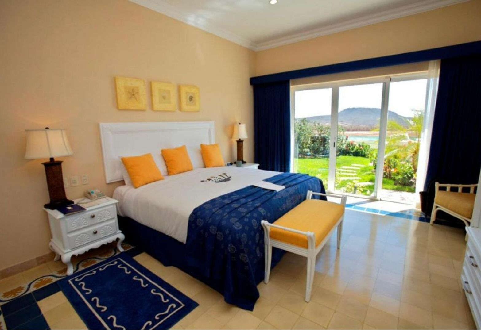 3 chambres, coffres-forts dans les chambres, fer et planche à repasser