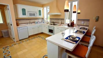 Kühlschrank, Mikrowelle, Ofen, Wasserkocher mit Kaffee-/Teezubehör