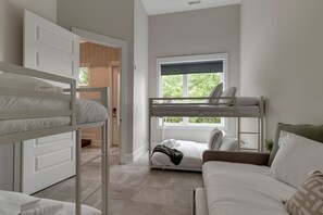 4 soveværelser, skrivebord, strygejern/strygebræt, weekendseng