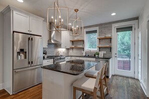 Réfrigérateur, four à micro-ondes, un four, surface de cuisson