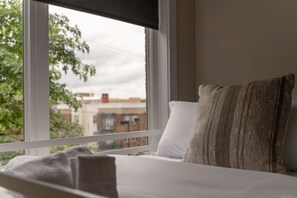 4 多间卧室、办公桌、熨斗/熨衣板、旅行婴儿床