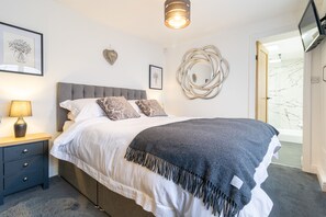 2 bedrooms, iron/ironing board, WiFi, bed sheets - Picturesque Cottage With Views (Warmfield)