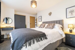 2 bedrooms, iron/ironing board, WiFi, bed sheets - Picturesque Cottage With Views (Warmfield)