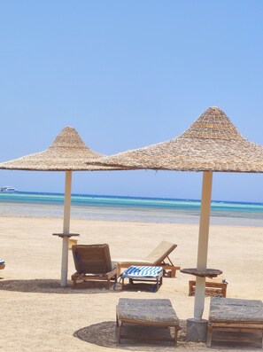 Am Strand, Liegestühle, Strandtücher