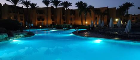 Alberca al aire libre y alberca climatizada