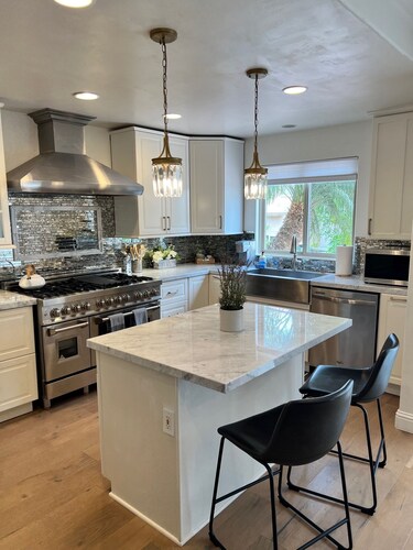 Delightful La Jolla Village Home- 4 bed/2.5 bath sleeps 9