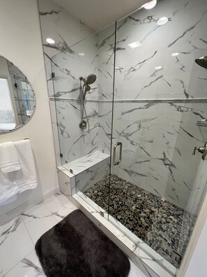 Dusche, Haartrockner, Handtücher, Seife