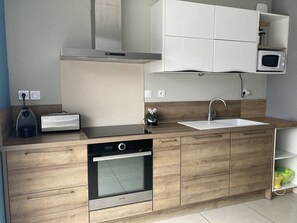 Frigorifero, microonde, forno, piano cottura