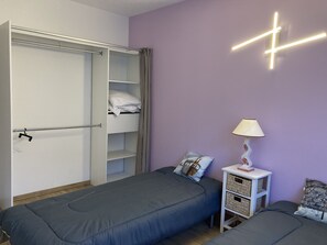 3 habitaciones, escritorio y tabla de planchar con plancha 