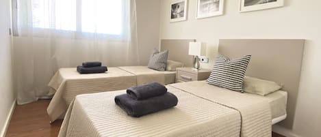 2 habitaciones, tabla de planchar con plancha, cuna de viaje y wifi