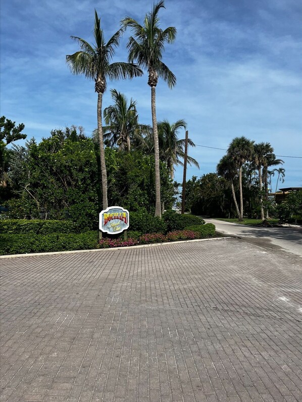 Une allée d’accès pavée avec un panneau indiquant « Buchanan Island Resort & Spa ».