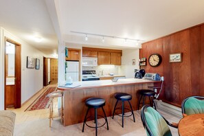 ثلاجة، ميكروويف، فرن، موقد طهي مسطح