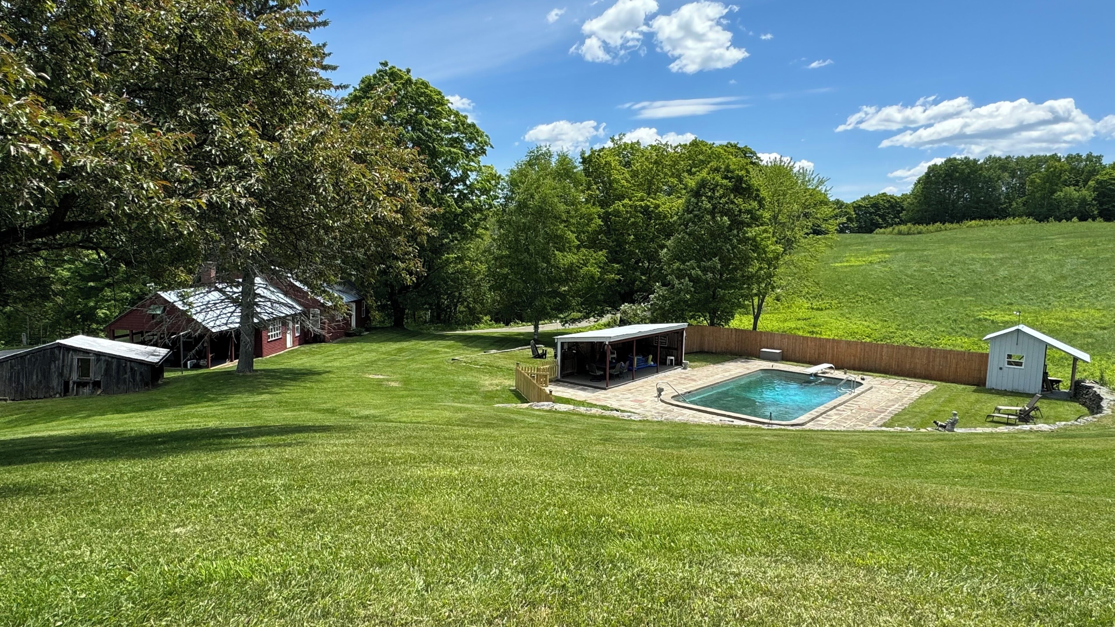 Vermont Seasonal getaway, private pool! Secluded country farmhouse. 