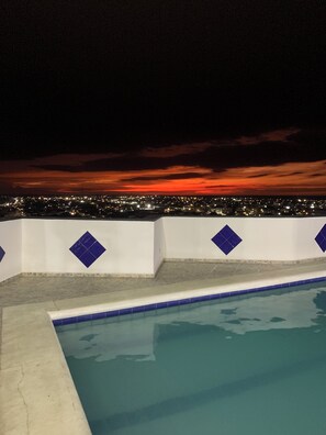 屋外プール、プール パラソル、サンラウンジャー