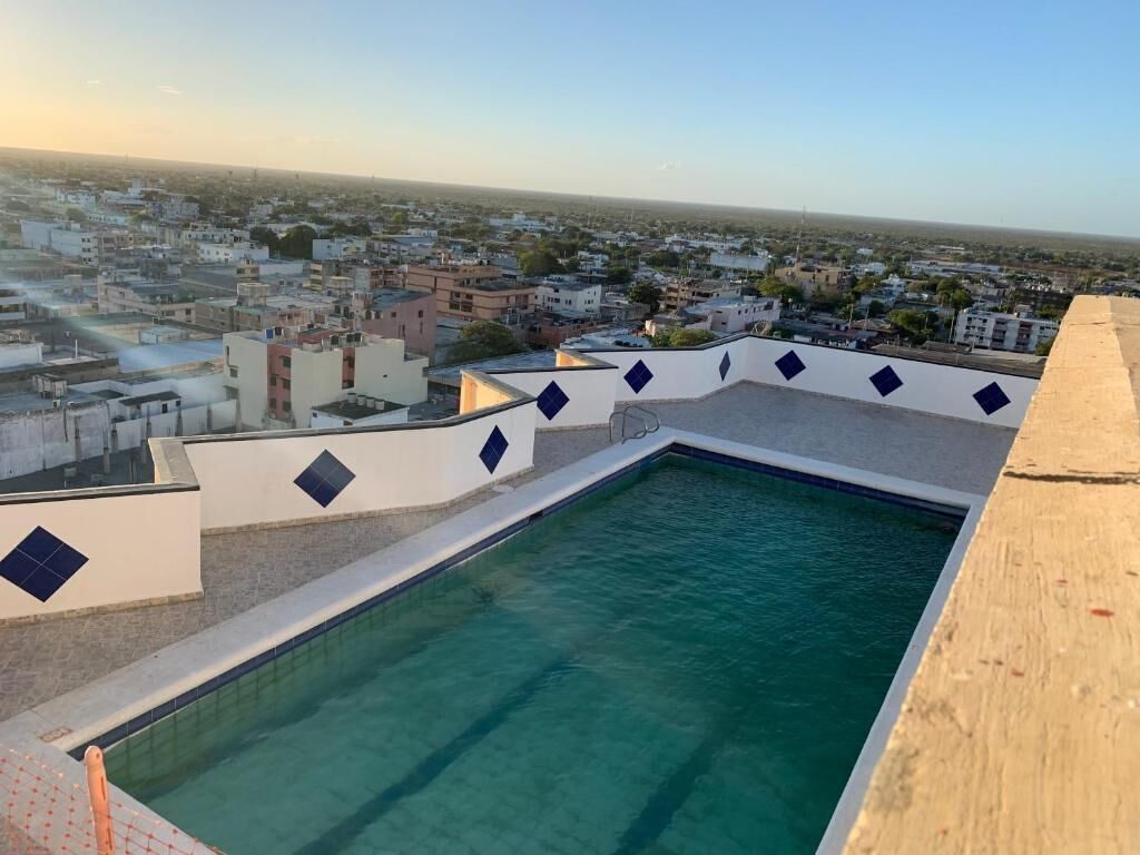 Außenpool, Sonnenschirme, Liegestühle