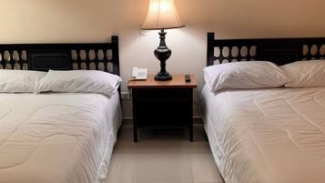 Chambre avec lits jumeaux | 1 chambre, bureau, espace de travail pour ordinateur portable