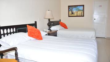 Værelse med 2 enkeltsenge | Skrivebord, arbejdsområde til bærbare computere, gratis Wi-Fi