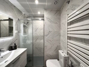 Shower, hair dryer, bidet, towels