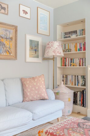 TV, bøker og kontorer