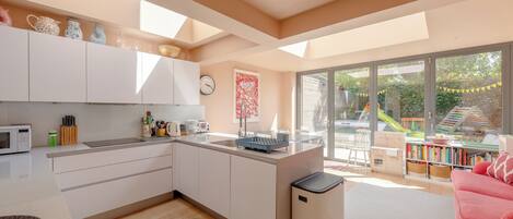 冰箱、微波炉、烤箱、洗碗机